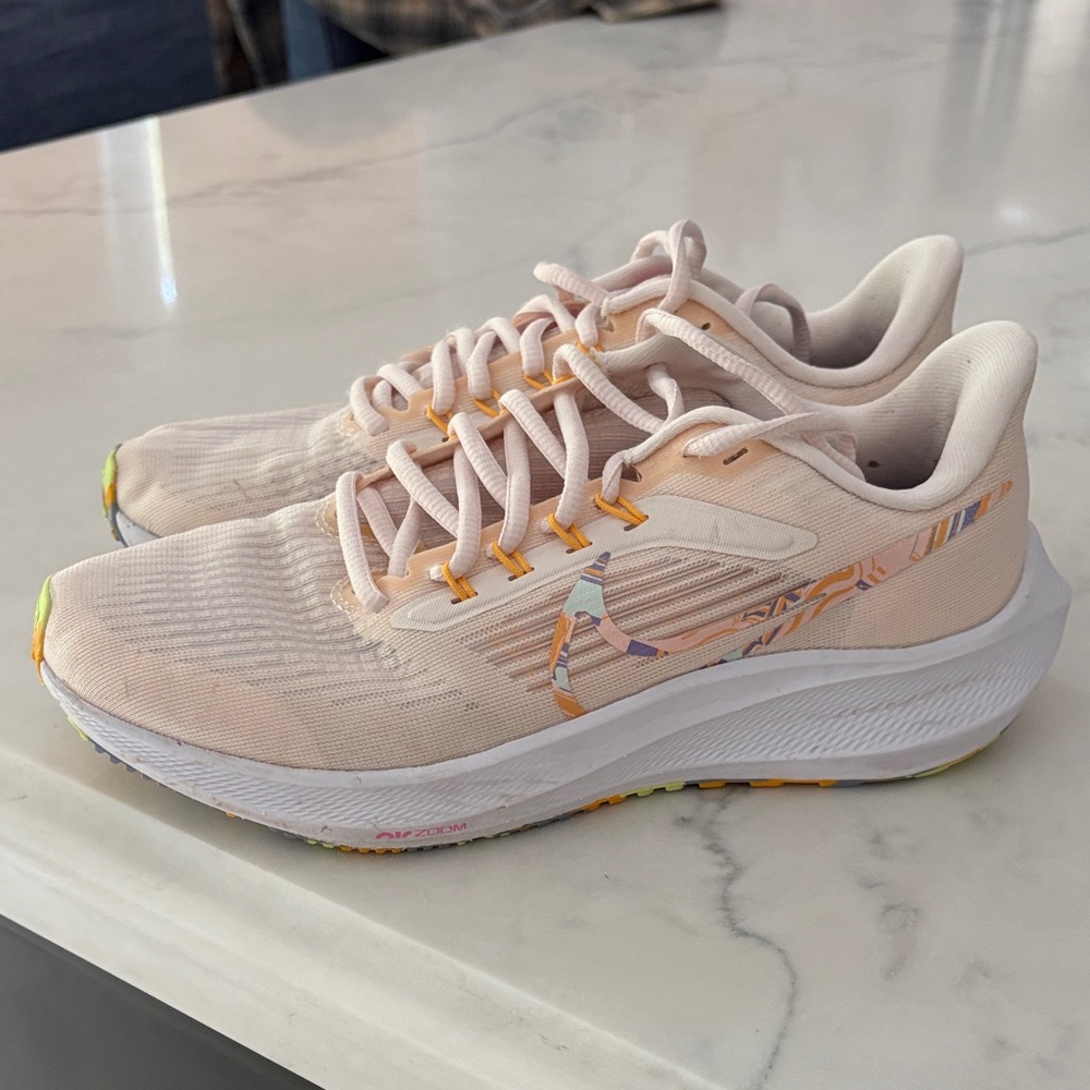 Nike Women's pale pink and orange tennis shoes.
